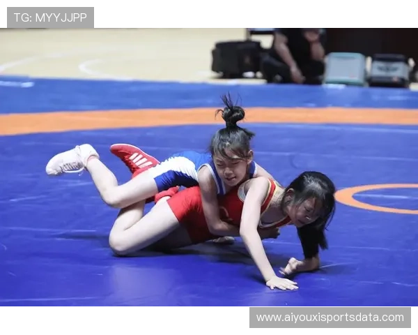 云南省青少年摔跤锦标赛甲组82公斤级四分之一决赛,李炬云以2-0比分晋级