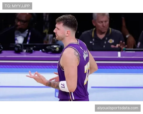 卢卡·东契奇因轻微脚踝扭伤被列入每日观察名单 卢卡·东契奇因轻微脚踝扭伤被列入每日观察名单